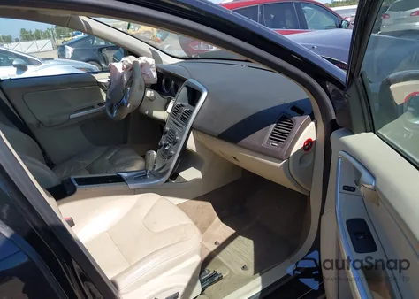 2011 Volvo Xc60 T6/T6 R-Design z USA, uszkodzony, nr VIN YV4902DZ8B2182868